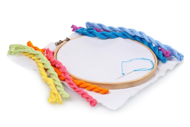 Delikatny haft w pastelowych kolorach